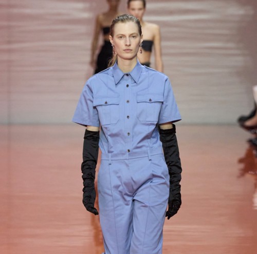Prada تستوحي من الزيّ العسكريّ محموعتها لربيع 2026