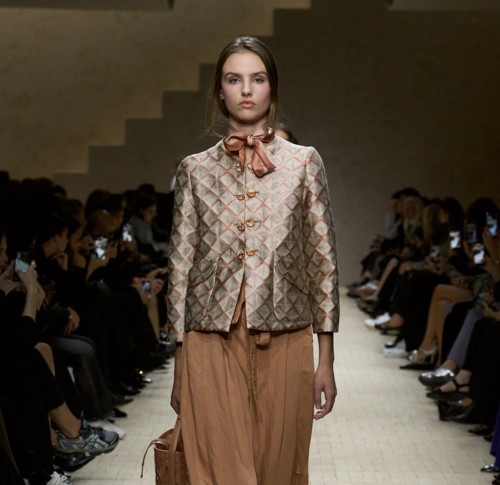 لحظة تاريخيّة في عرض مجموعة Emporio Armani بعد وفاة مؤسّس الدار