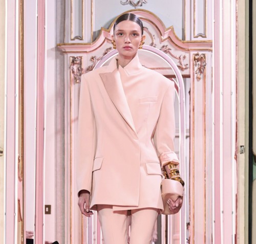 Elisabetta Franchi تجمع بين الأنوثة والفخامة في مجموعتها الجديدة