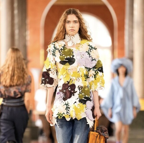 Louis Vuitton تحوّل تصاميم مجموعتها الجديدة إلى قطع فنيّة