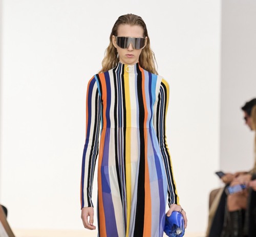 لقاء مميّز بين الجلد والألوان المنعشة في مجموعة Loewe