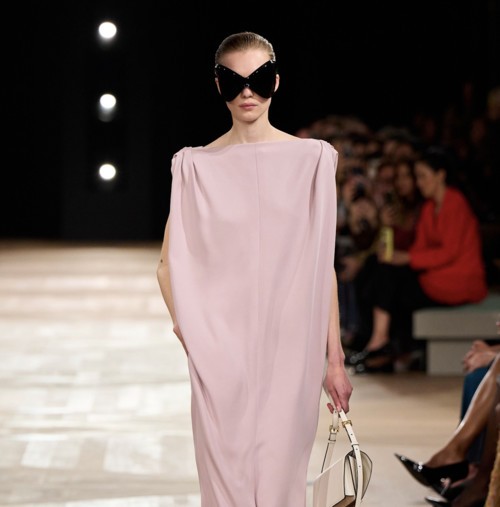 Balenciaga تتألّق بتصاميم مديرها الإبداعيّ الجديد