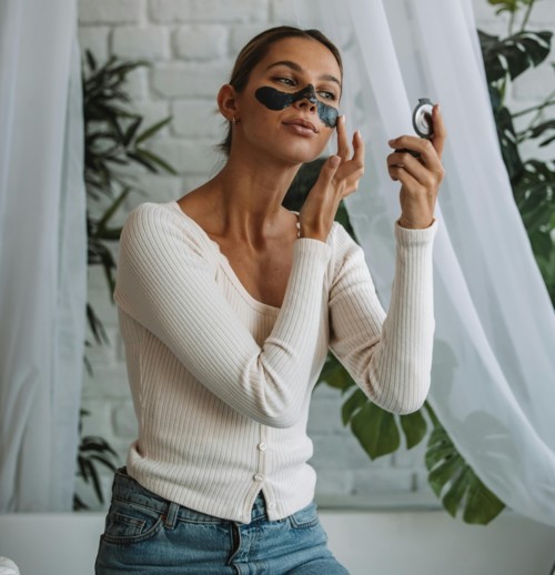 إذا كنت تبحثين عن بشرة صافية ومشرقة عليكِ بغسول الفحم! إذا كنت تبحثين عن بشرة صافية ومشرقة عليكِ بغسول الفحم!