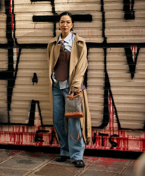 6 صيحات جينز تهيمن على موضة هذا الخريف والشتاء 6 صيحات جينز تهيمن على موضة هذا الخريف والشتاء