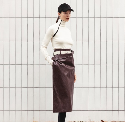 تنانير الجلد لمسة أنثوية جريئة في إطلالات خريف وشتاء 2025-2026