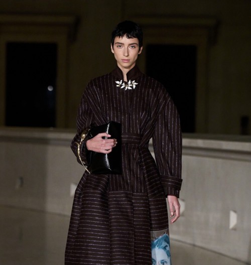 التقليمات العاموديّة تذهلنا في موضة الشتاء