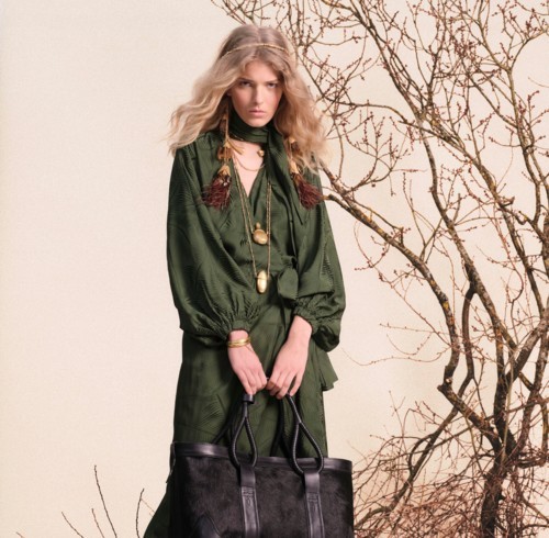 اللون الزيتوني يعود إلى الواجهة في موضة الشتاء