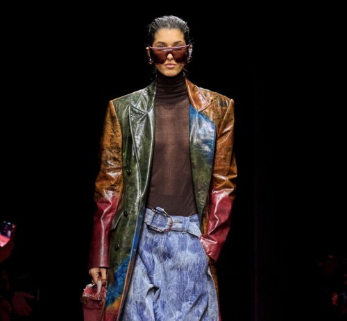 ستحبّين ارتداء الجلد الملوّن بفضل هذه الإطلالات