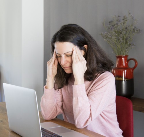 4 علاجات طبيعية للتقليل من ألم الصداع النصفي