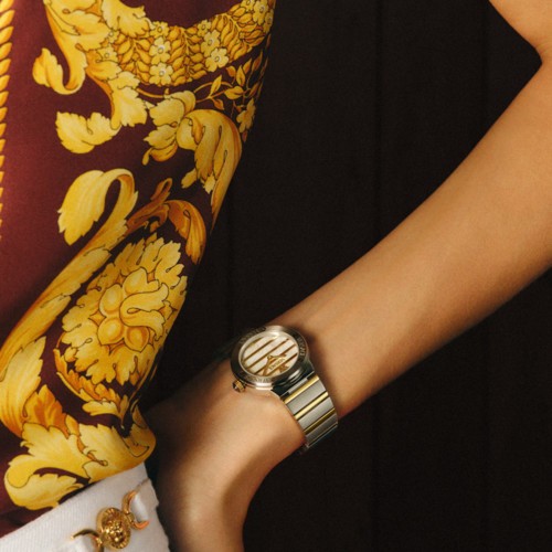 للمرأة الإستثنائيّة اليك أحدث مجموعات Versace للساعات
