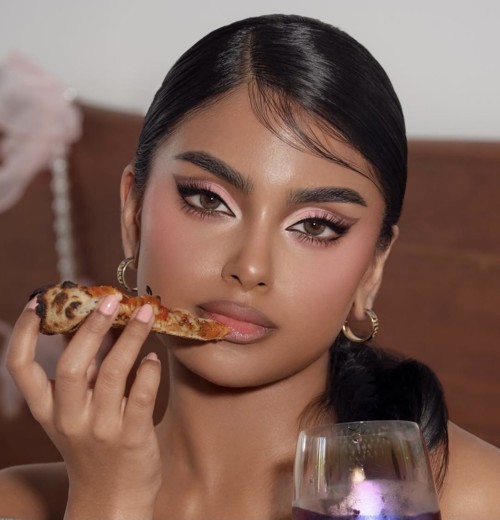 أسرار تثبيت أحمر الشفاه أثناء تناول الطعام