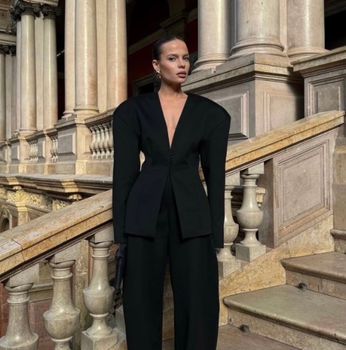 الجاكيت بدون ياقة... آخر موضة لهذا الموسم