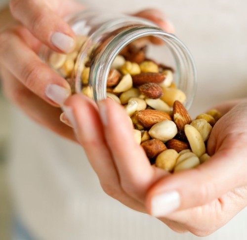 احذروا الإفراط في تناول المكسّرات رغم فوائدها!