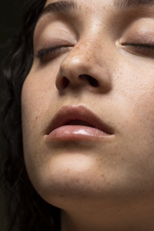 مكوّنات أساسية عليكِ البحث عنها لعلاج مشكلة المسام الواسعة