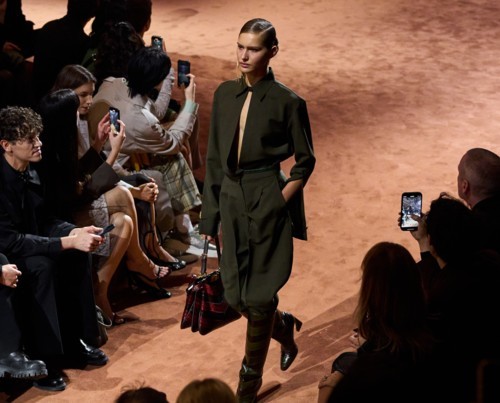 ارتدي هذه الألوان وكوني سبّاقة في مواكبة الموضة هذا الشتاء!