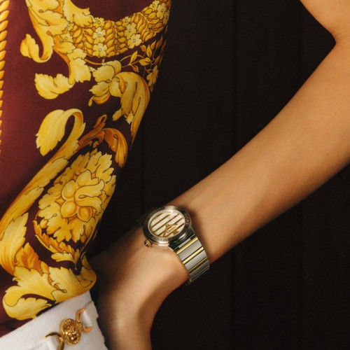 للمرأة الإستثنائيّة اليك أحدث مجموعات Versace للساعات