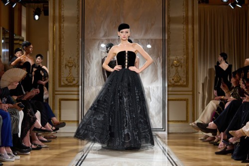 اعتمدي أسلوب "البلاك تاي" الأنيق من دون عناء