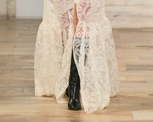 أبرز تصاميم الأحذية التي يمكنك انتعالها مع الفستان الشتوي