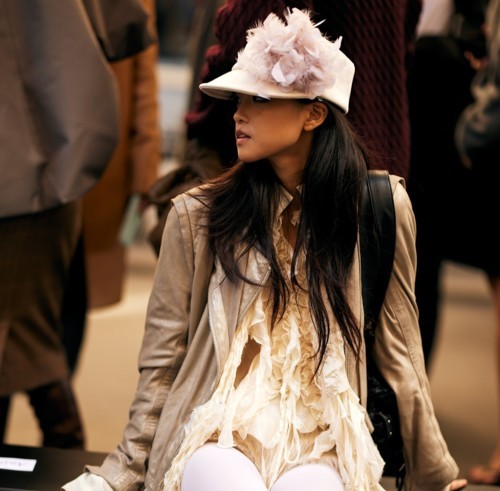 مصمّمو الأزياء يعيدون ترجمة الرومنسية من خلال الأقمشة