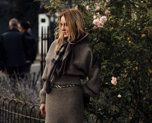 الوشاح إكسسوار أساسي في الشتاء فكيف تنسّقيه بلمسة متجدّدة؟