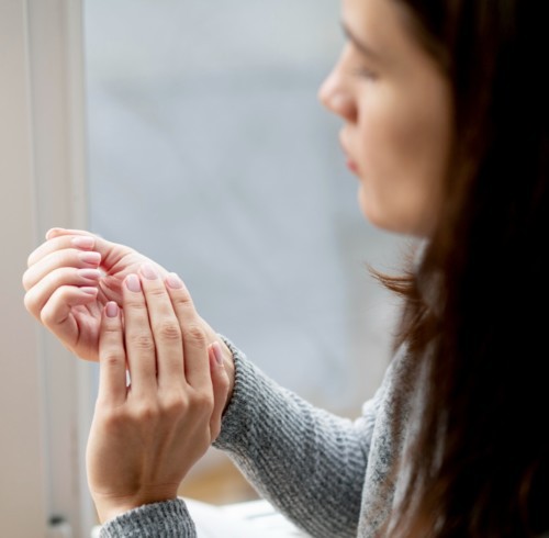 تقصّف الأظافر مشكلة تزداد في الشتاء، فما هي الأسباب والحلول؟