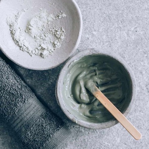 لهذه الأسباب، طبّقي ماسك الطين على بشرتك الدهنيّة