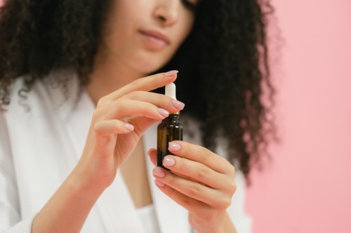 الببتيدات وعوامل النمو تستهدف علامات الشيخوخة فأيهما أفضل لبشرتك؟