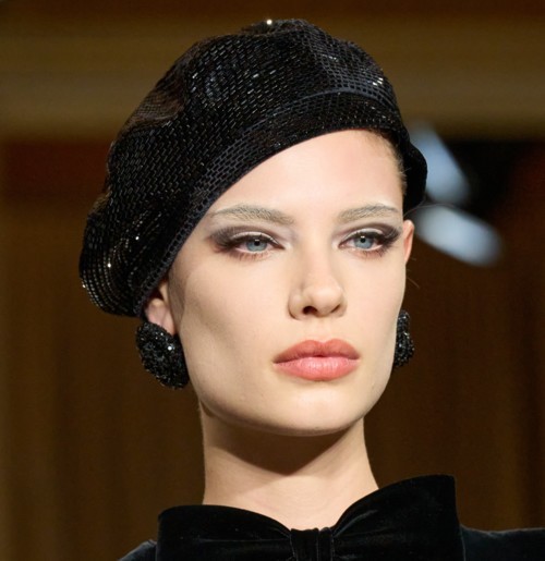 حيل من أشهر خبراء المكياج لفتح العين المبطّنة بخطوات سهلة