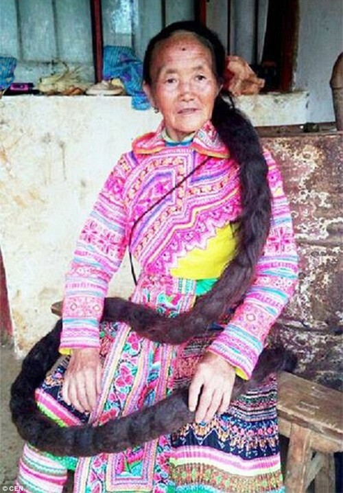 سيدة صينية تنافس لدخول "جينيس" كصاحبة أطول شعر في العالم