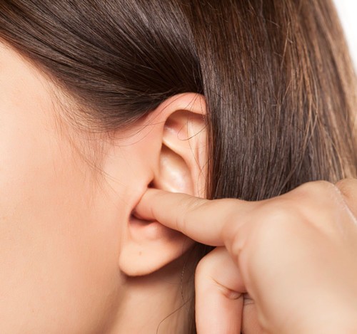 تراكم شمع الأذن وانسداده مشكلة شائعة قد تؤثر على السمع