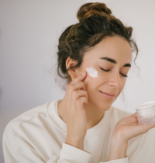 أفضل مكوّنات العناية بالبشرة لمواجهة جفاف الشتاء وحساسيته