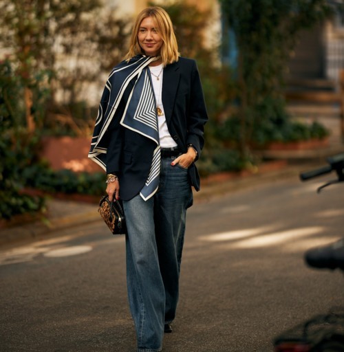 8 أفكار عصرية لتنسيق الجينز واسع الساق في الشتاء