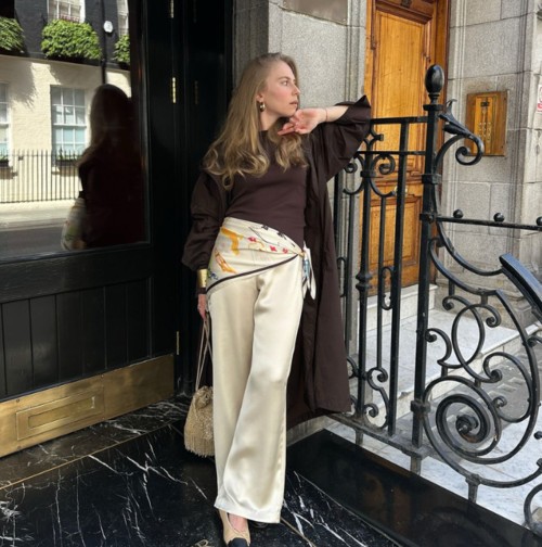 الوشاح حول الخصر صيحة ترافقنا حتى في الشتاء