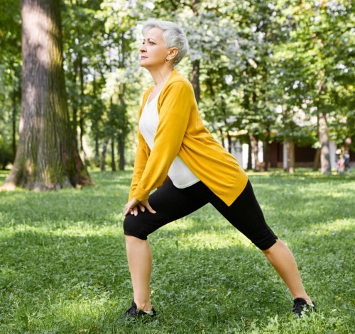 بعد سن الخمسين: تمرين بسيط أثناء المشي يعزّز القوة والتوازن