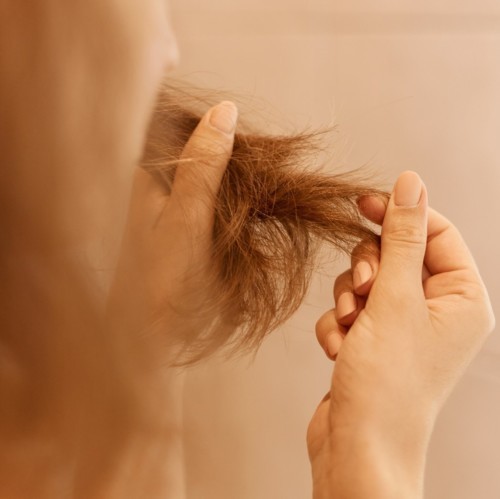 3 مؤشرات تدلّ على أنكِ تفقدين الكثير من شعركِ بحسب الخبراء