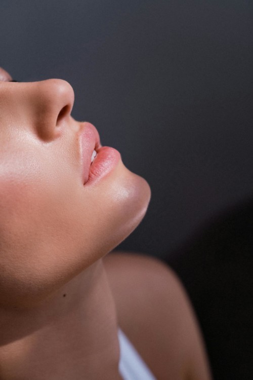 9 نصائح فعّالة لنحت خط الفك وإبراز ملامحه