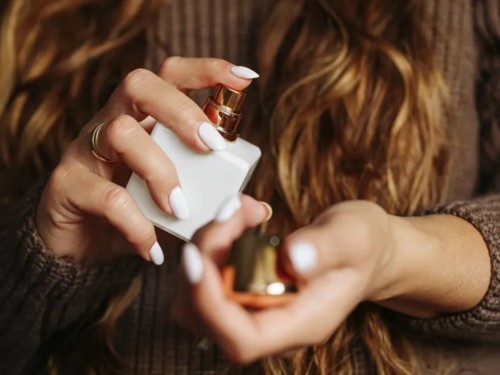 أجمل عطور بنفحات رومانسية حالمة تحاكي المشاعر