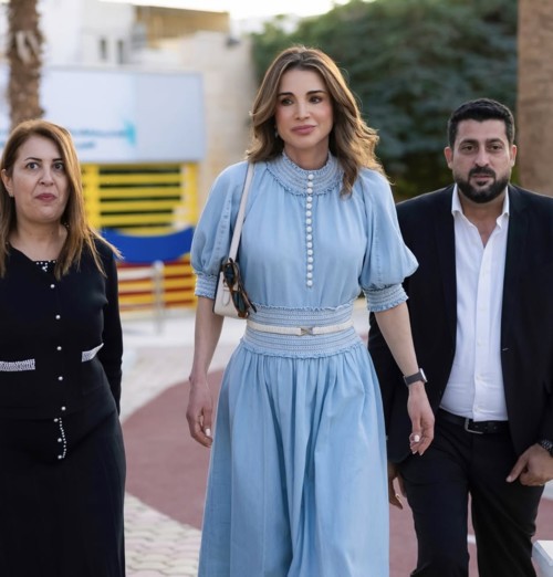 الملكة رانيا ستحمّسك على تنسيق الملابس الزرقاء مع الإكسسوارات البيضاء