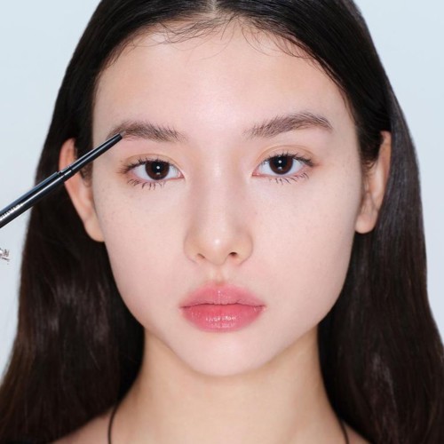 أحدث صيحات K-Beauty ليست للعناية بالبشرة بل للحاجبين!