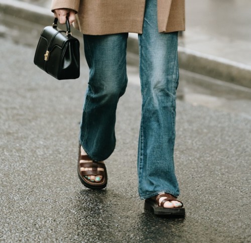 Granny Sandals حذاء الجدّات الذي سيزيّن إطلالات هذا الموسم