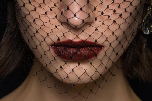 شفاه "التوت المثلّج" تتسلّل إلى منصّات العروض وتعد بمكياج جريء
