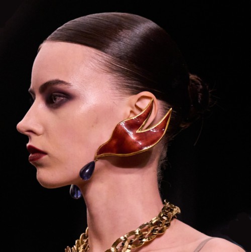 أقراط الحمامة: لمسة فنية تخطف الأنظار في عرض Saint Laurent