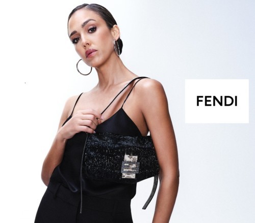 Fendi تحتفي ﺑﺄﯾﻘﻮﻧﺔ اﻟﺤِرﻓﯿﺔ واﻟﺘﻌﺒﯿﺮ ﻋﻦ اﻟﺬات مع حقيبة Baguette