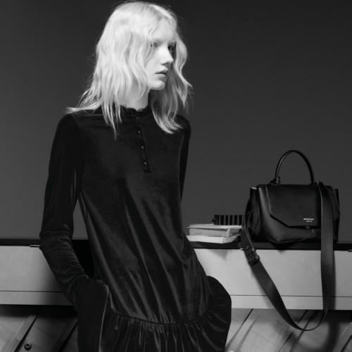 Emporio Armani تكشف عن مجموعة حقائب مستوحاة من إرثها