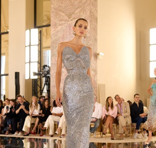 دانيال روزبيري يعيد تعريف إتقان الخياطة الراقية في مجموعة Schiaparelli
