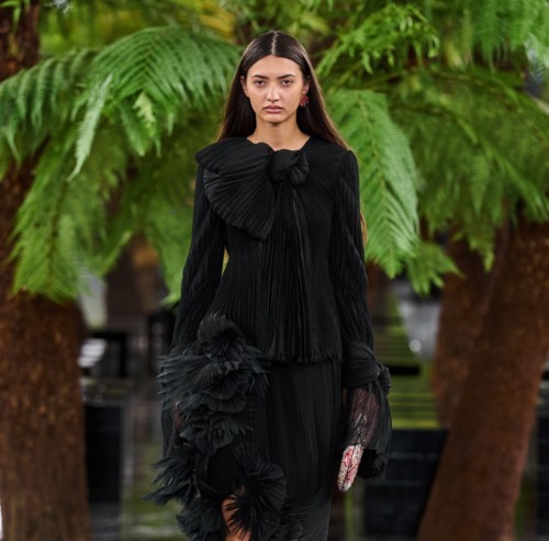 Dior تحتفي بالفن والطبيعة والنحت في مجموعتها الراقية الجديدة