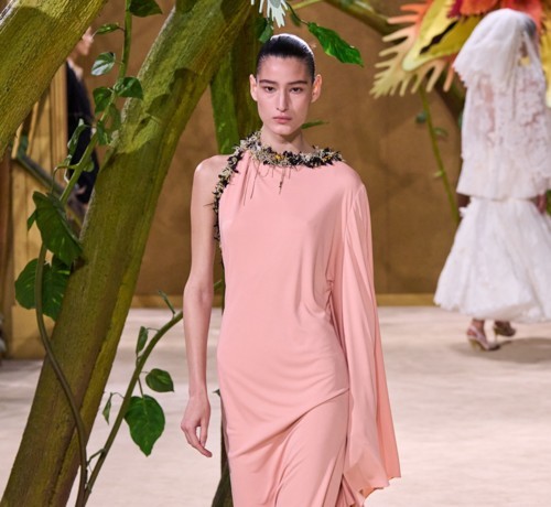 مجموعة Chanel تعيد تصوير قصة غابرييل شانيل الخيالية