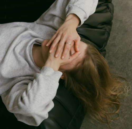 لماذا يصيب الإرهاق المزمن الشابات أكثر من أي وقت مضى؟