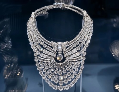سرقة قلادة من فان كليف أند أربلز لملكة مصرية أمام العلن، وهذه كلّ التفاصيل!