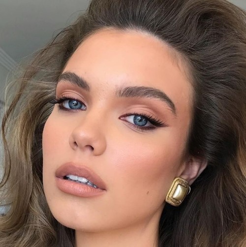حيل مكياج تمنح العينين الناعستيْن مظهرًا مرفوعًا